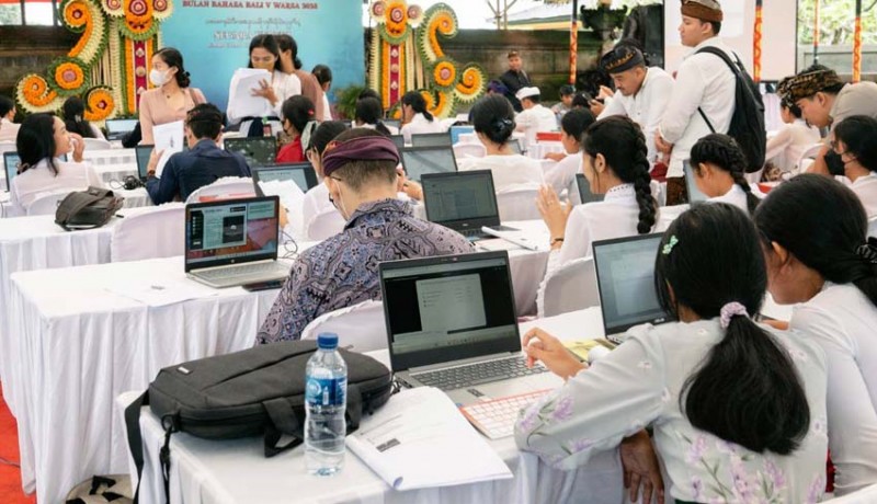 Kriyaloka (Workshop) Ngripta Font atau Ngetik Aksara Bali dengan Keyboard Aksara Bali serangkaian Bulan Bahasa Bali ke-5, di Kalangan Ayodya, Taman Budaya Bali, Denpasar, Senin (13/2).